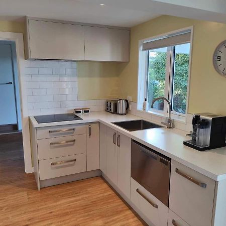 Fully Renovated Hillside Apartment Close To City Christchurch Esterno foto