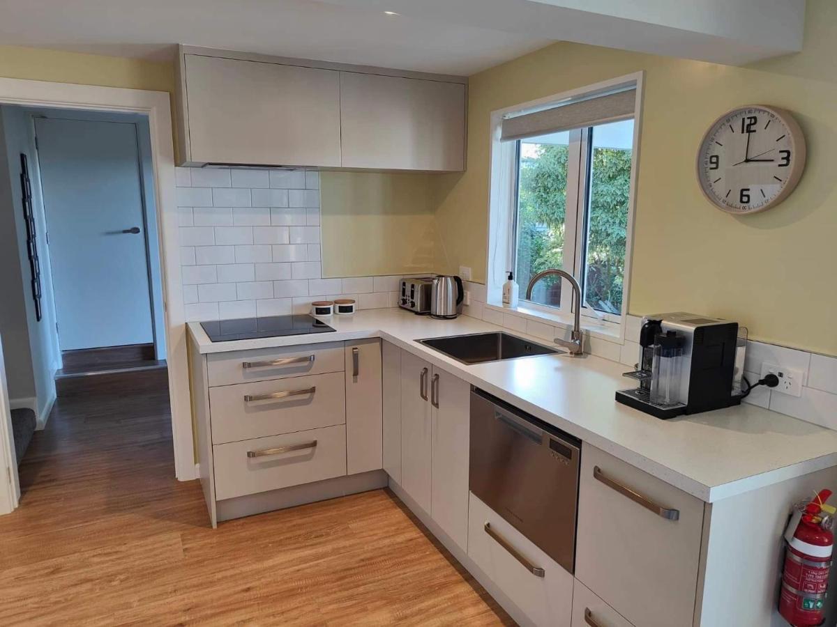 Fully Renovated Hillside Apartment Close To City Christchurch Esterno foto