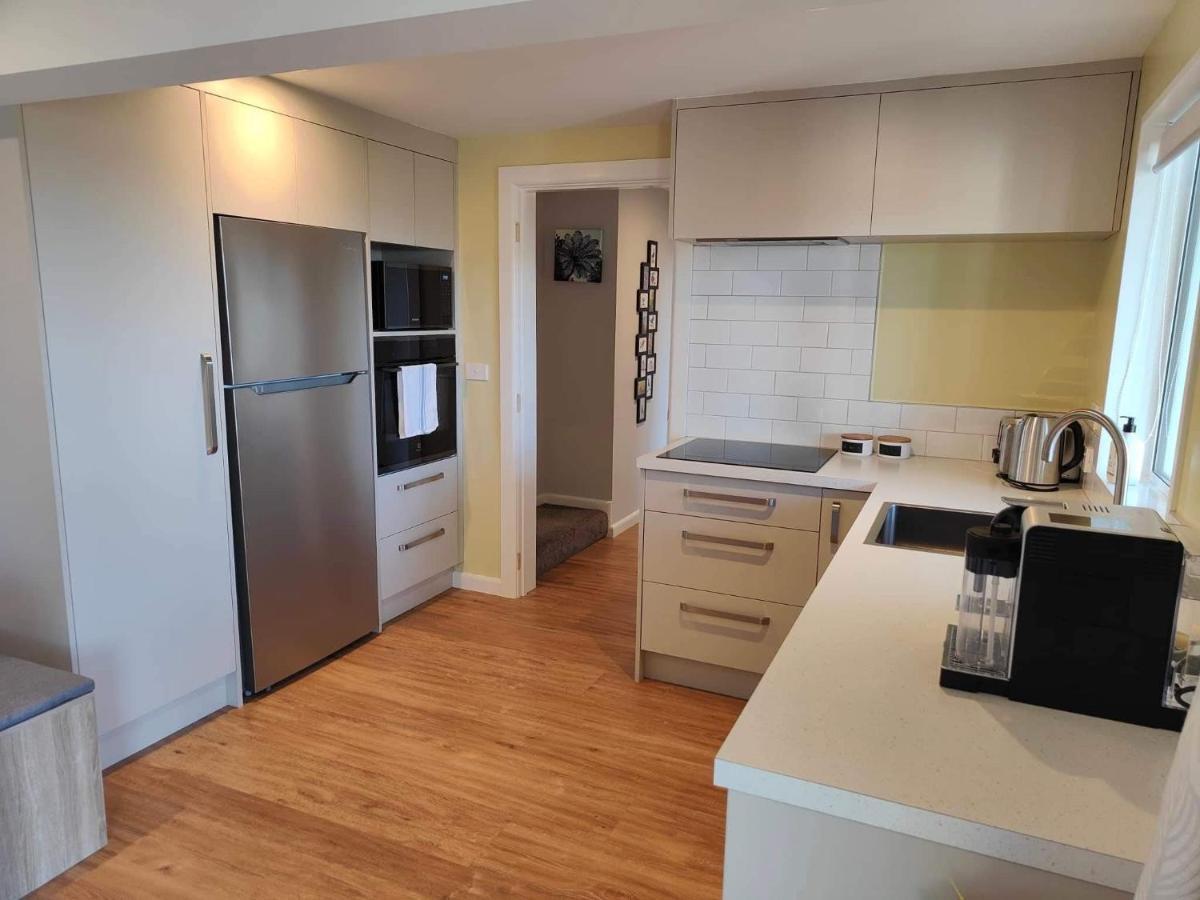 Fully Renovated Hillside Apartment Close To City Christchurch Esterno foto